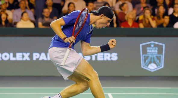 canadas-denis-shapovalov-reacts-after-shot-at-paris-masters-1040x572
